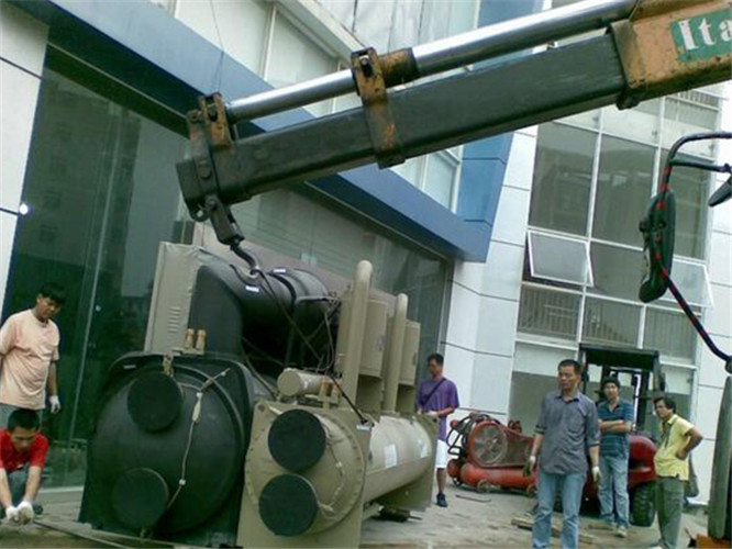 平凉市随车吊和汽车吊的核心区别是什么？哪种更省钱？