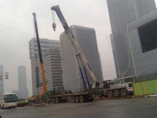 平凉市“自动找平”—— 吊车的 “平地神器” 技术