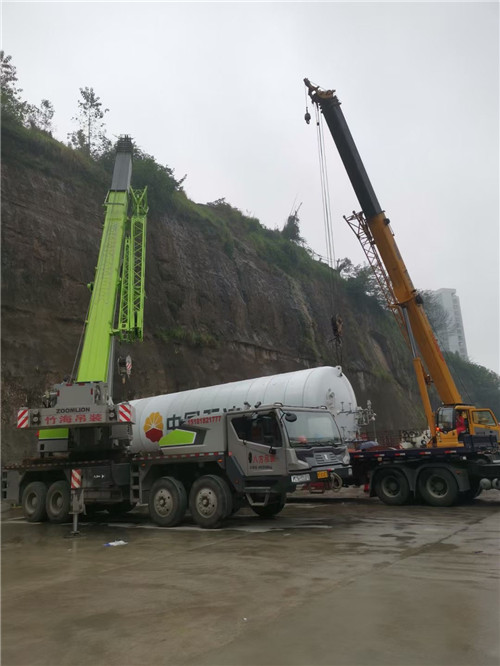 平凉市“不怕风雨冻”—— 吊车的 “恶劣环境适应” 技术